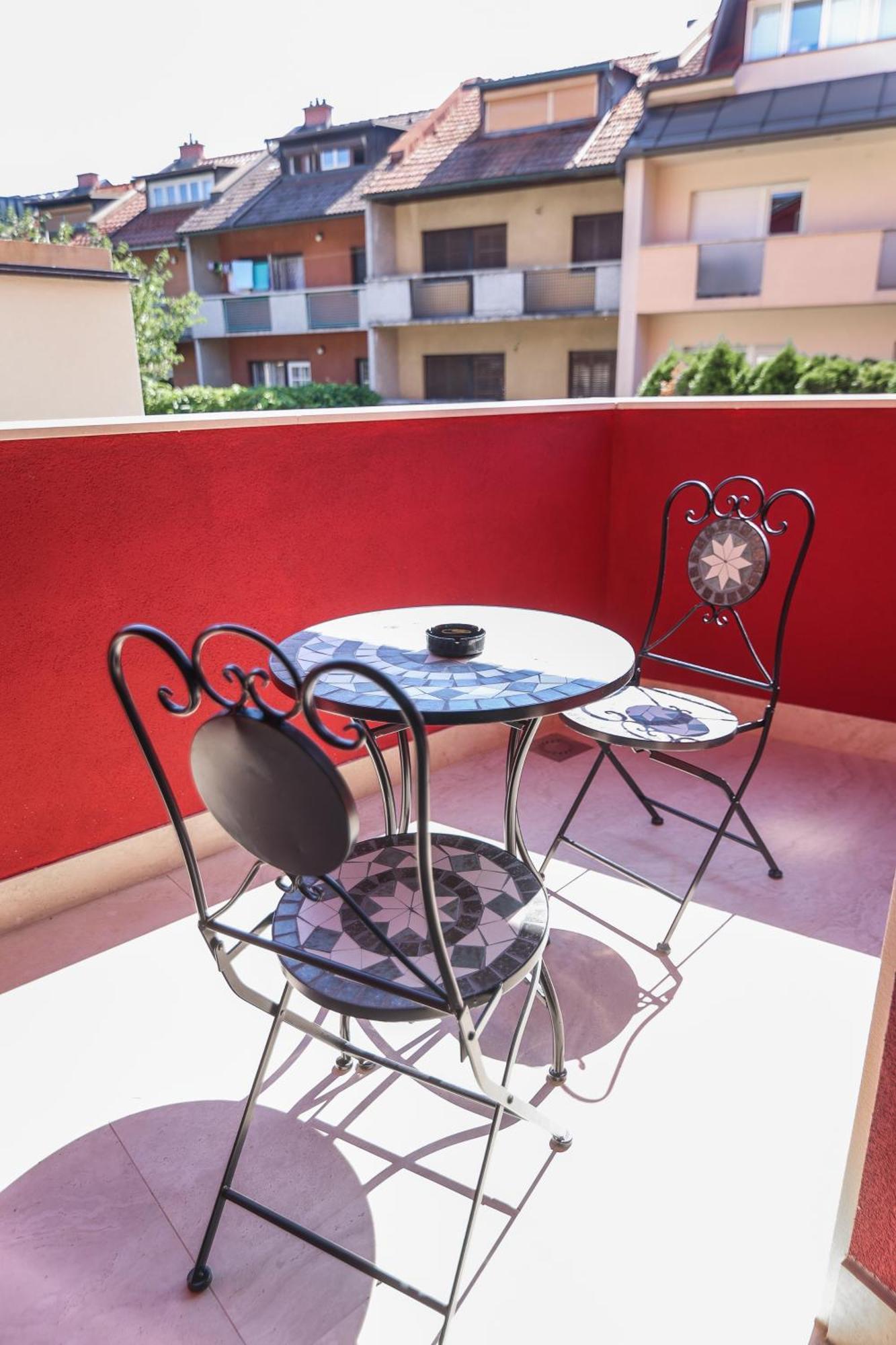 Apart Hotel Asteria Любляна Екстериор снимка